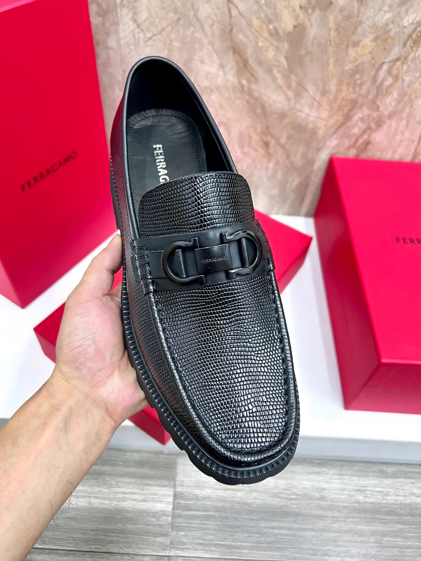 Original quality P580 Brand: Ferragamo Standard size: Men's size 38/44 (45.46 can be customized) Grade: Same style as the official website High-quality men's shoes Material: Customized first-layer calfskin with water-dyed cowhide lining Cowhide tiptoe Original non-slip and wear-resistant rubber outsole Style category: Men's formal business leather shoes are young and fashionable European and American trends British style Casual matching and comfortable feet Color: actual picture